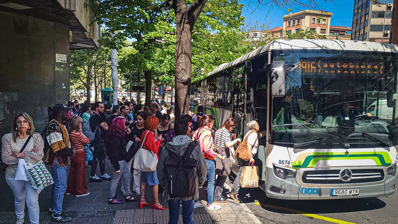 Largas colas en los autobuses por la caída del servicio del metro de Bilbao, el tranvía y los trenes