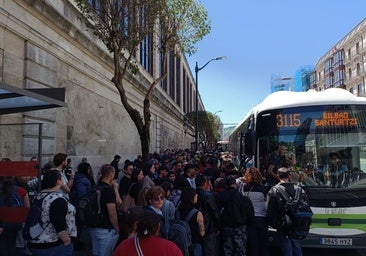 Largas colas en los autobuses por la caída del servicio del metro de Bilbao, el tranvía y los trenes