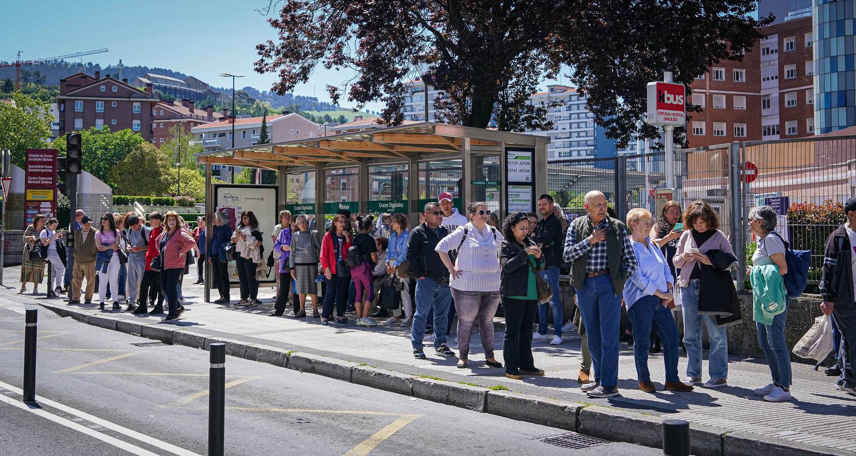 Largas colas en los autobuses por la caída del servicio del metro de Bilbao, el tranvía y los trenes