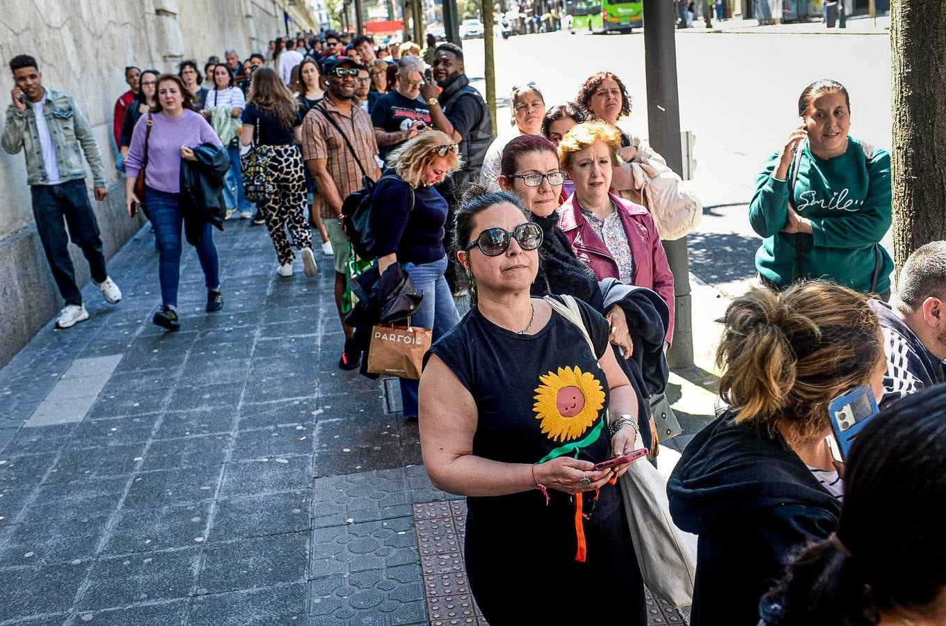 Largas colas en los autobuses por la caída del servicio del metro de Bilbao, el tranvía y los trenes