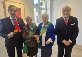 El alcalde de Gernika, José Mari Gorroño sostiene el premio especial junto a la ssupervivientes del bombardeo de la villa, Mari Carmen Agirre y Crucita Etxabe, al lado del secretario general de Estados Unidos del Mundo, Michele Capasso.