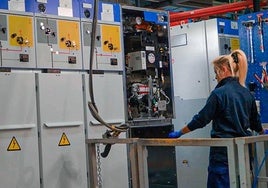 Una operaria trabaja en la línea de montaje de celdas eléctricas sostenibles en la planta de Ormazabal en Igorre
