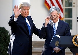 Donald Trump junto a Jerome Powell.