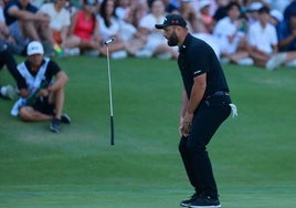 Rahm lanza su putter después de fallar un golpe sobre el green, su mayor tormento en Chapultepec.