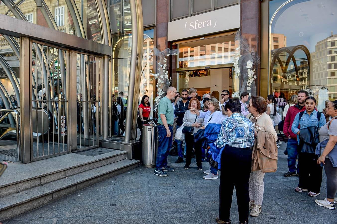 Pasajeros esperan a que el metro se reanude