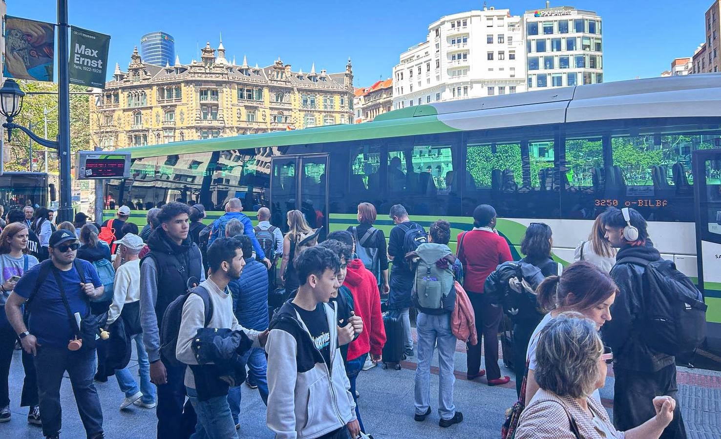 Largas colas en los autobuses por la caída del servicio del metro de Bilbao, el tranvía y los trenes
