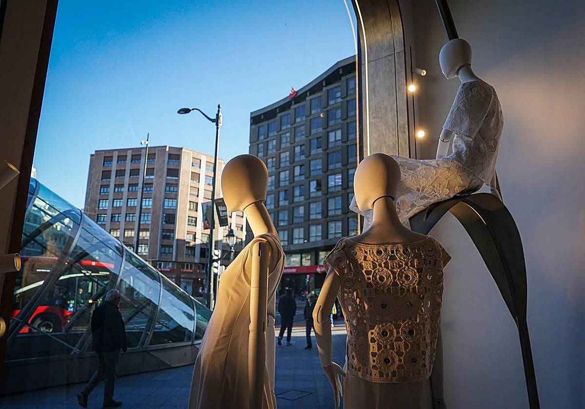 Sfera Moyua reabre en Bilbao una tienda más luminosa, gigante y cálida.