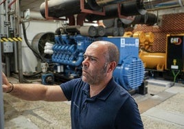 Un técnico de mantenimiento de Cruces, en la sala donde se encuentran los generadores de emergencia.