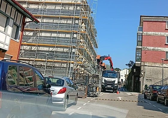 La antena del edificio de Telefónica, en Andra Mari Bidea, ubicada en las próximidades de la nidada