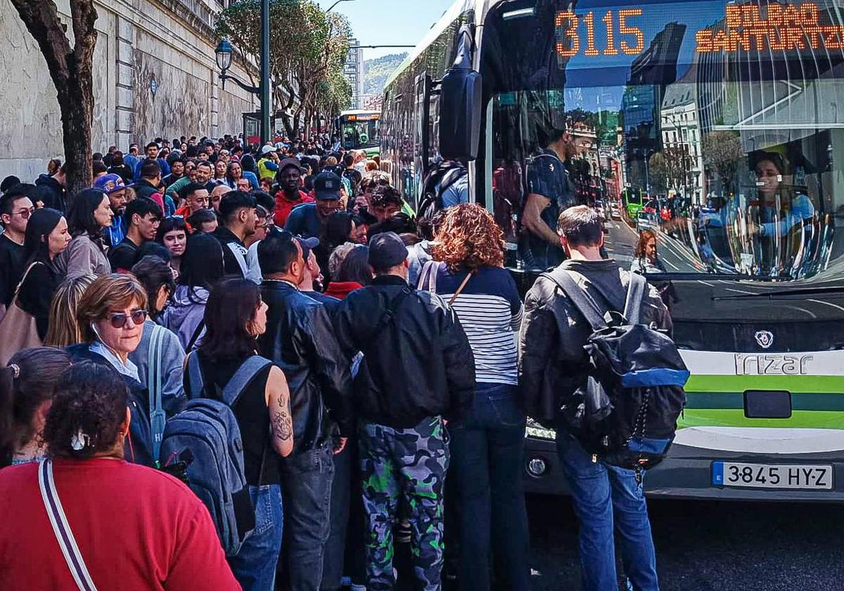 Largas colas en los autobuses por la caída del servicio del metro de Bilbao, el tranvía y los trenes