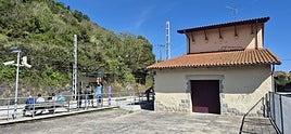 Varios pasajeros aguardan la llegada del tren ayer en la estación de Mundaka.