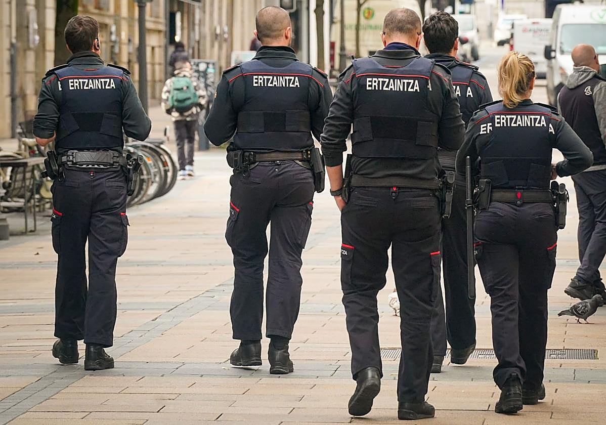 Ertzainas patrullan a pie por una calle de Vitoria.