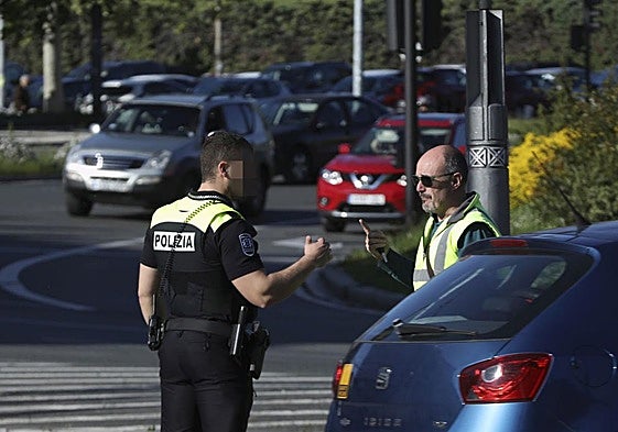 Un agente local regula el tráfico en la rotonda de América Latina.