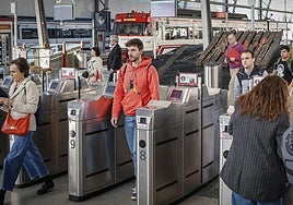 Estación de tren de Abando, con las canceladoras abiertas.