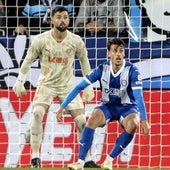 Sivera y Blanco protegen su portería durante el triunfo ante la Real Sociedad.