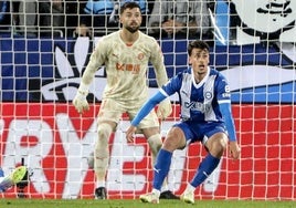 Sivera y Blanco protegen su portería durante el triunfo ante la Real Sociedad.