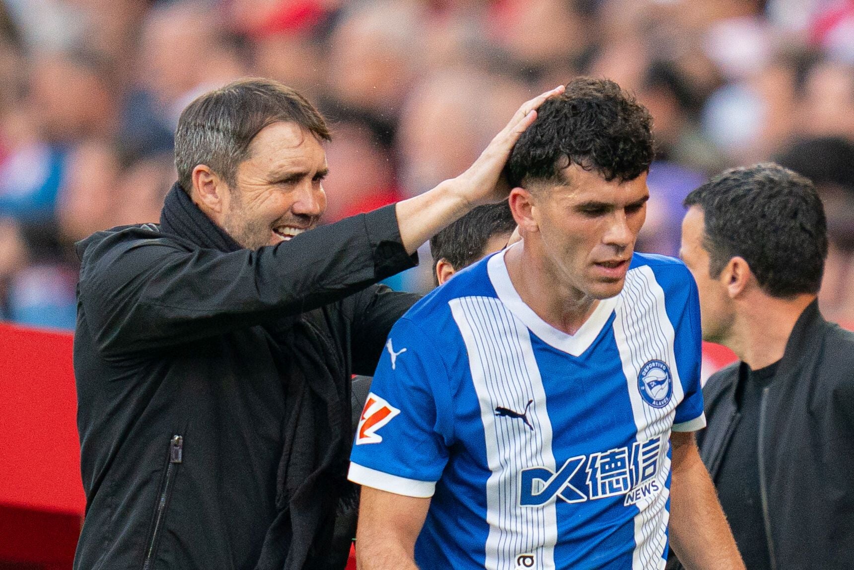 Carles Aleñá es felicitado por Eduardo 'Chacho' Coudet.