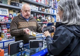 Luis Eguinoa muestra una radio con pilas en Confort Electrodomésticos, en la calle Jesús Guridi.