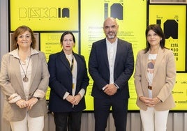 En el centro, Nerea Martiartu, directora general de Lantik, y Xabier Eguibar, director general de Laboral Kutxa, con Carmen Manrique y Amaia Ruiz, de EL CORREO.