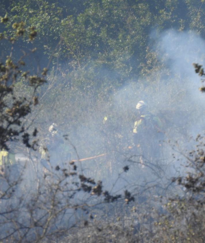Imagen secundaria 2 - Extinguido un incendio declarado en Enekuri con la ayuda de un helicóptero
