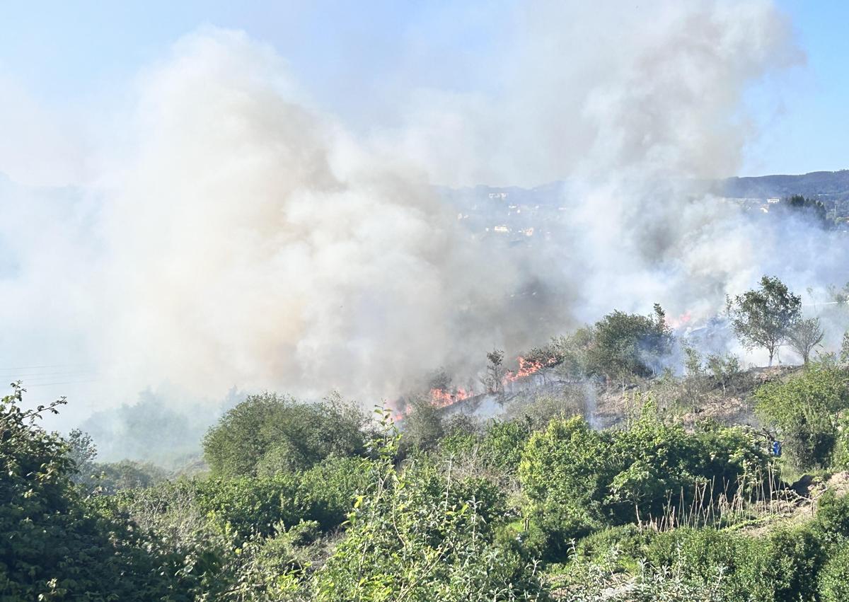 Imagen secundaria 1 - Extinguido un incendio declarado en Enekuri con la ayuda de un helicóptero