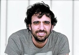 Urtzi Reguero, en Zizurkil, con un ejemplar de su libro.