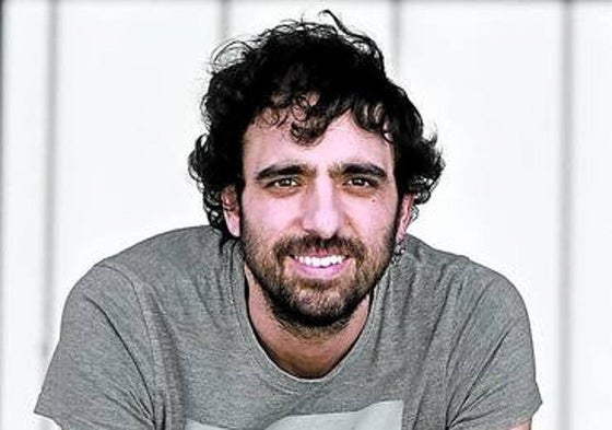 Urtzi Reguero, en Zizurkil, con un ejemplar de su libro.