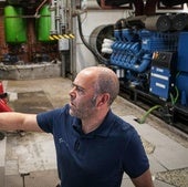 Un técnico comprueba el funcionamiento de los motores generadores de electricidad de emergencia del Hospital de Cruces.