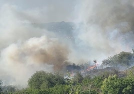 Extinguido un incendio declarado en Enekuri con la ayuda de un helicóptero