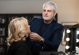Juanan, maquillador en la boda de Iñaki Williams y de actrices como Maribel Verdú, hace magia con sus brochas en su estudio de Bilbao