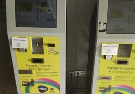 Máquina con carteles que informan de una incidencia en la estación de Lakua.