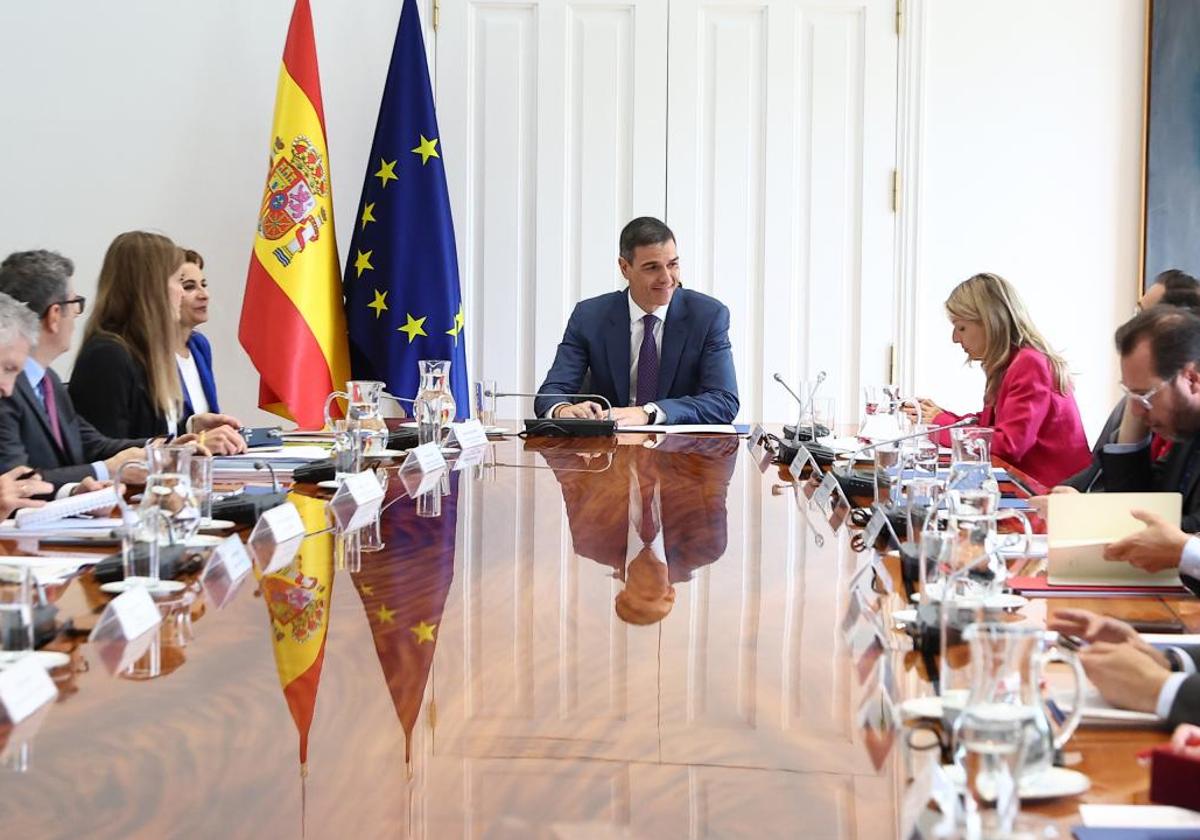 La broma de Pedro Sánchez a sus ministros en la reunión de crisis por el apagón: «¿Con cebolla o sin cebolla?»