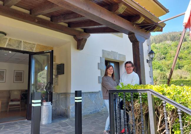 Raquel Ranero y Aintzane de Cos, en la residencia Gorabide.