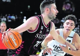 Kullamae trata de subir el balón ante la oposición de Dani García en el partido ante el UCAM Murcia.
