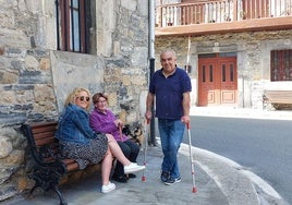 Nagore Llano, Esther Crespo y Alfonso López, en Lanestosa.