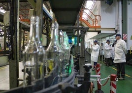 Línea de producción en las instalaciones de Vidrala en Llodio.