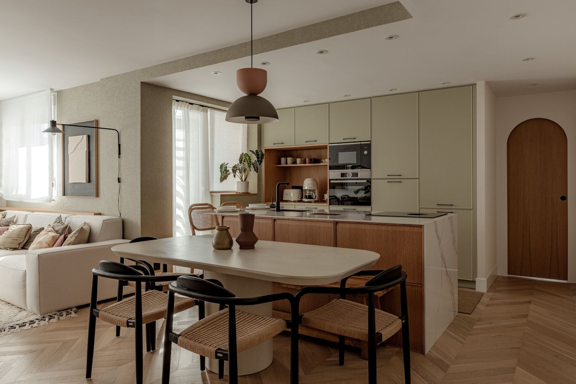 El piso en Barakaldo con la cocina verde de una pareja y sus dos hijos convertido en un refugio de paz