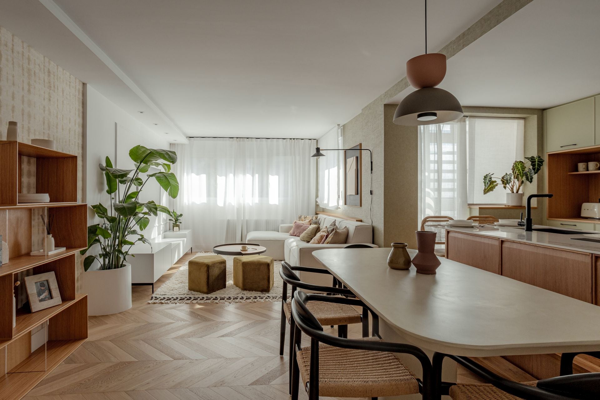 El piso en Barakaldo con la cocina verde de una pareja y sus dos hijos convertido en un refugio de paz