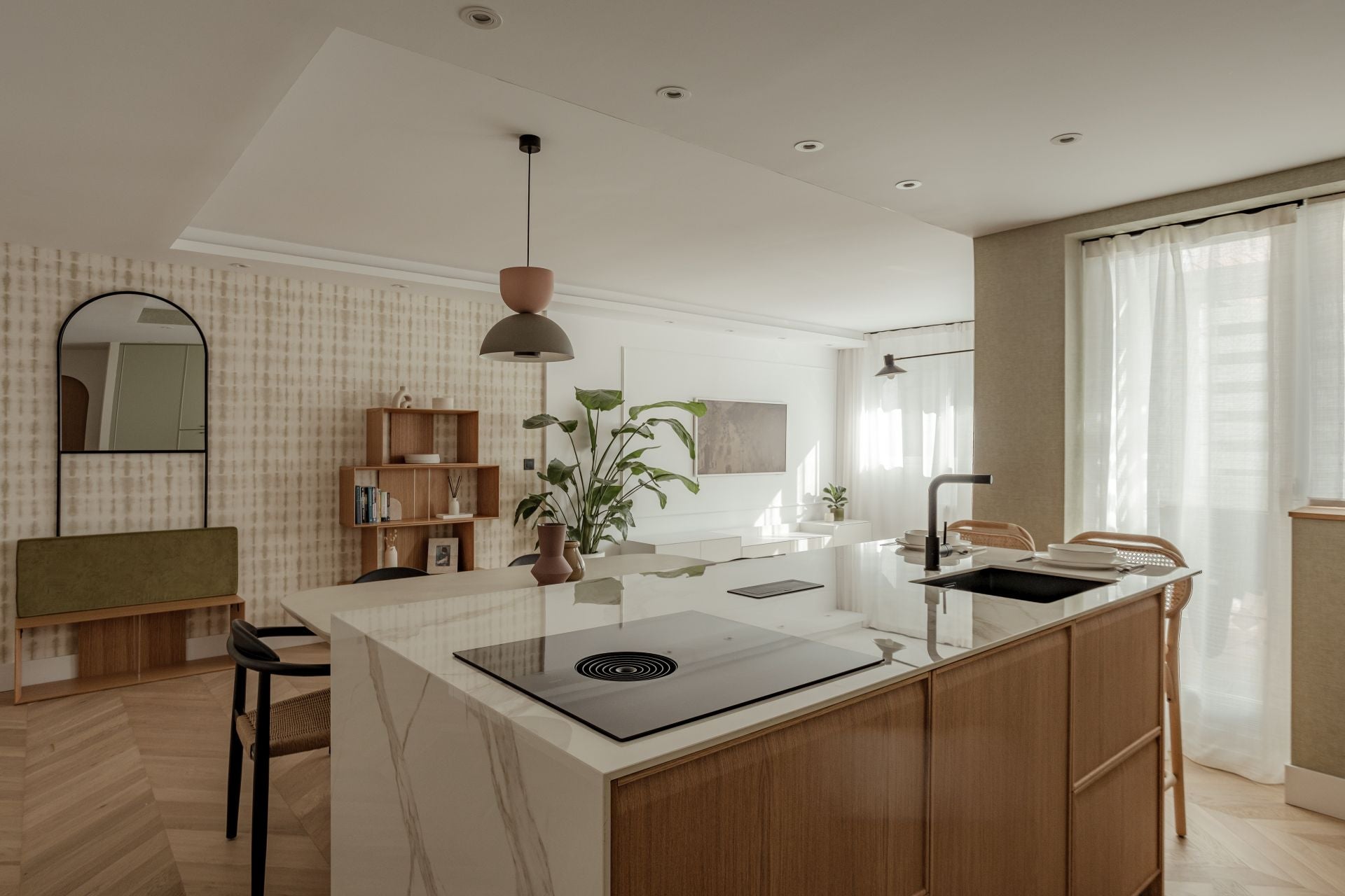 El piso en Barakaldo con la cocina verde de una pareja y sus dos hijos convertido en un refugio de paz