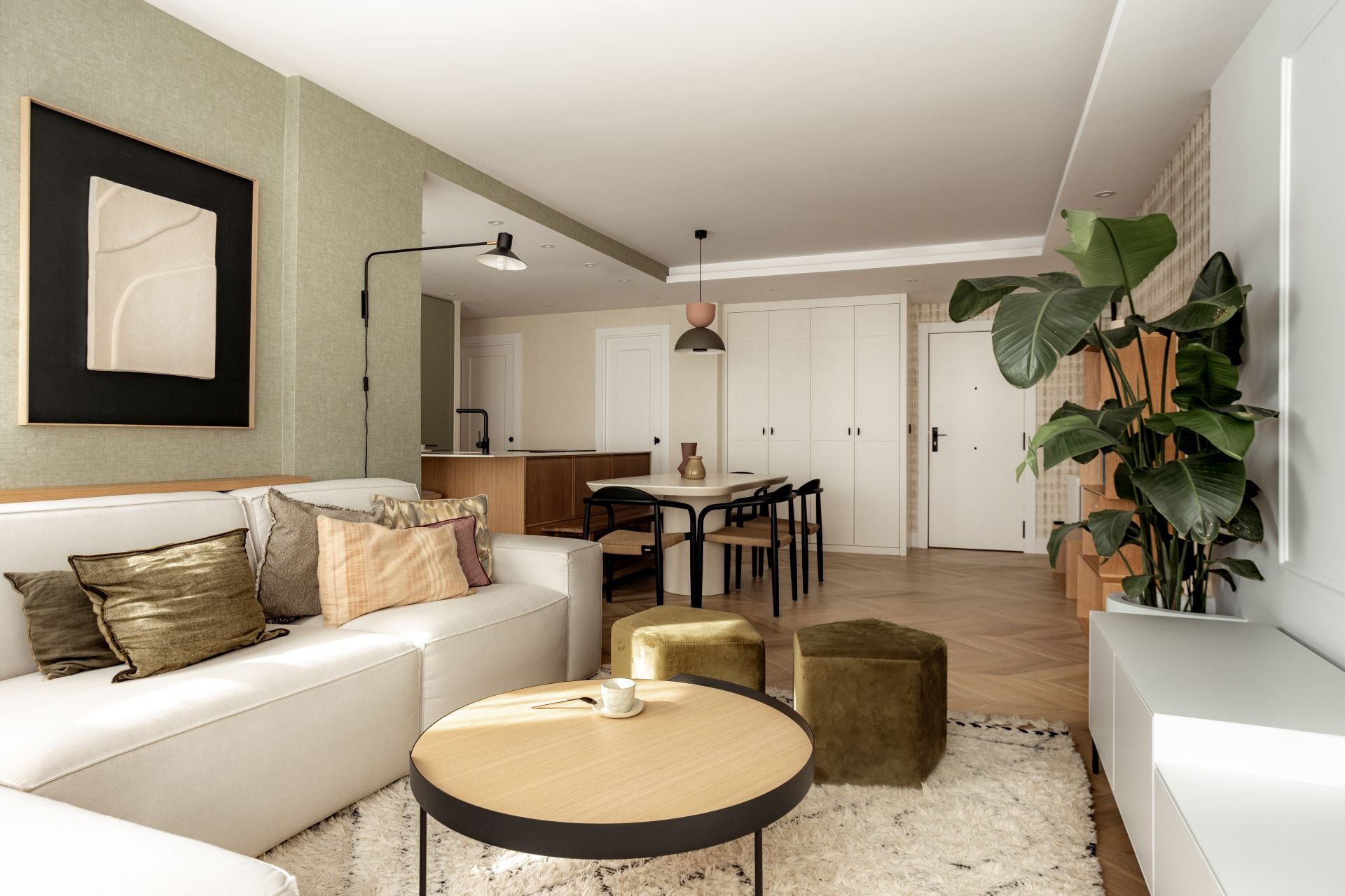 El piso en Barakaldo con la cocina verde de una pareja y sus dos hijos convertido en un refugio de paz