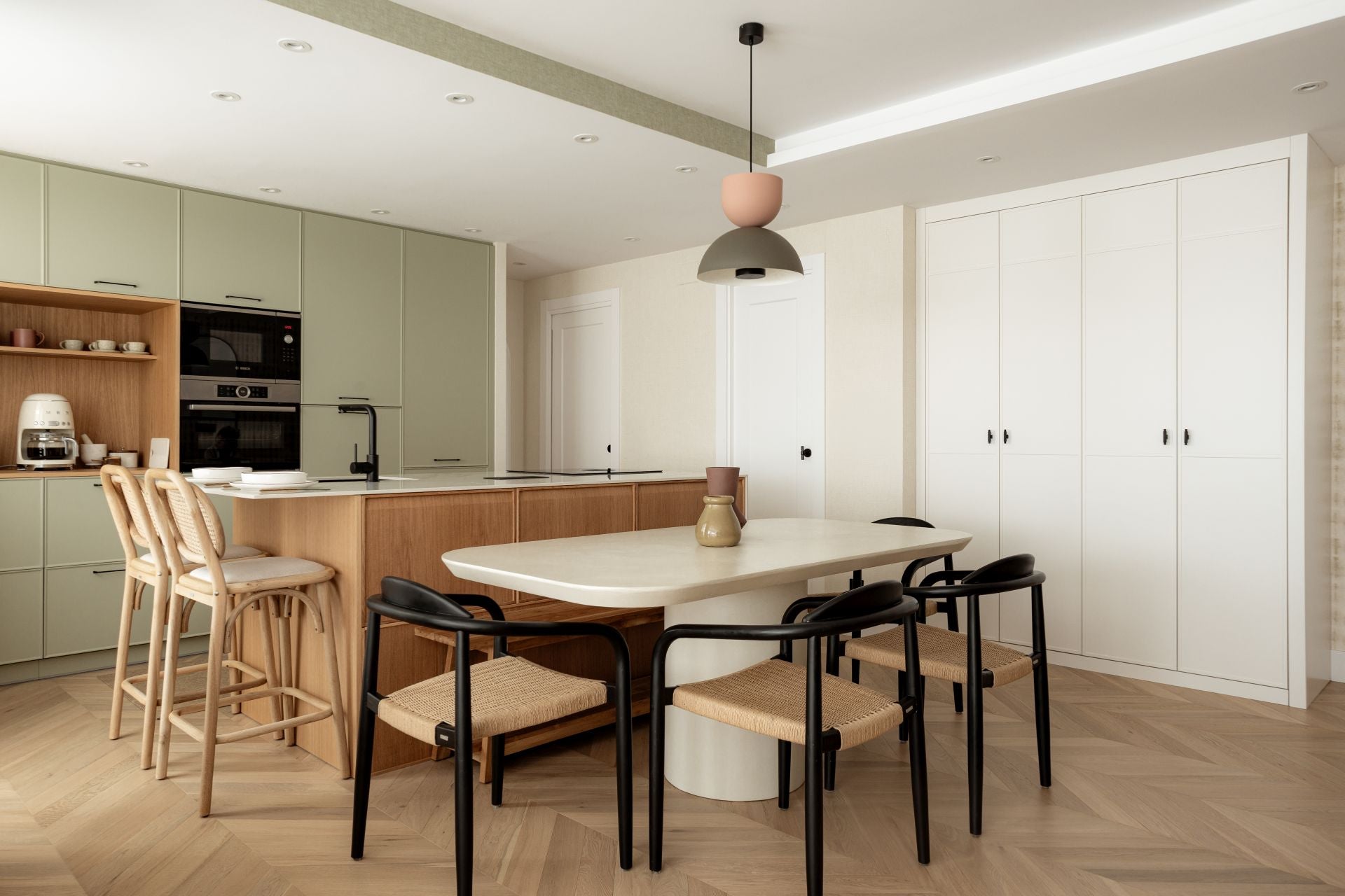 El piso en Barakaldo con la cocina verde de una pareja y sus dos hijos convertido en un refugio de paz