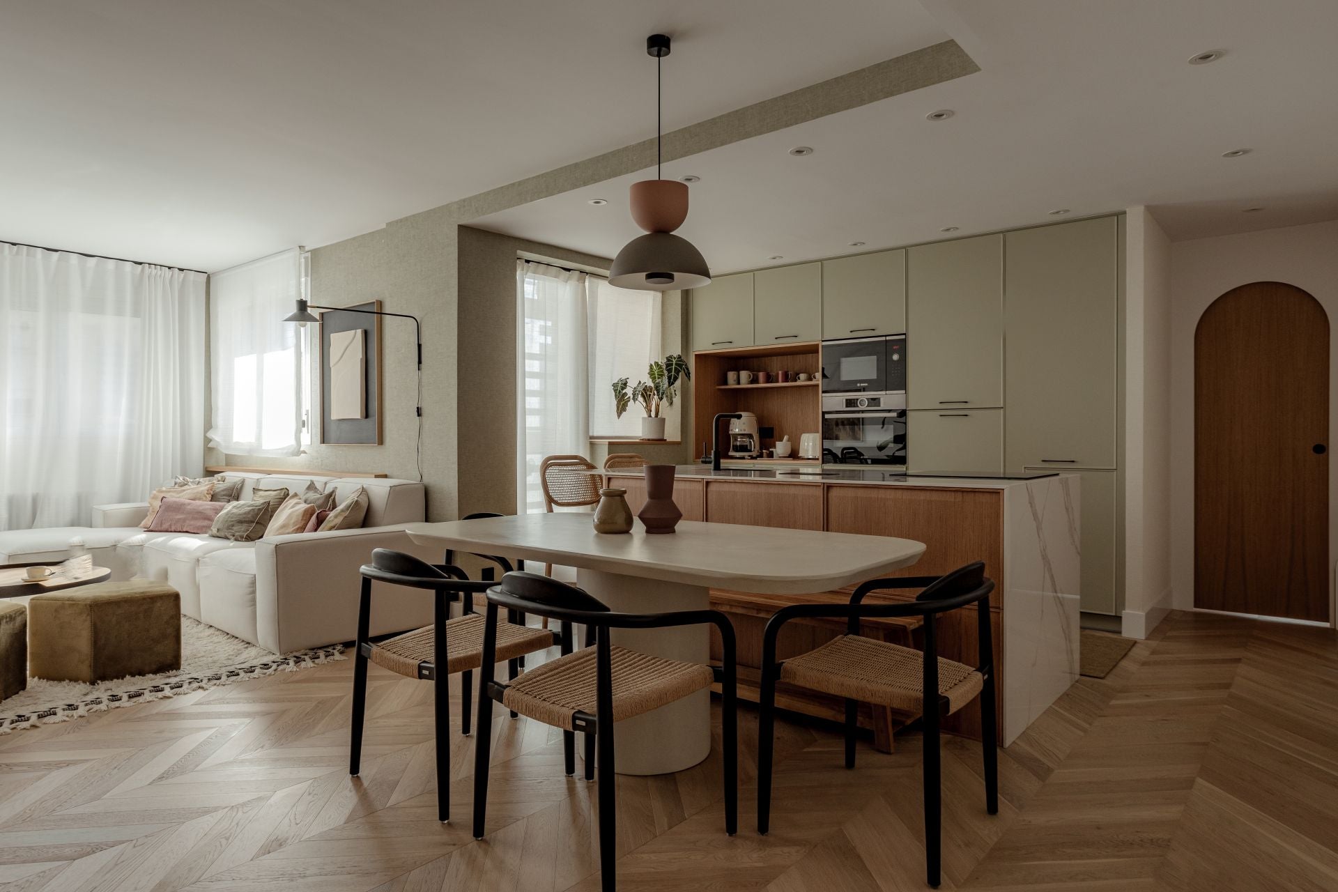 El piso en Barakaldo con la cocina verde de una pareja y sus dos hijos convertido en un refugio de paz