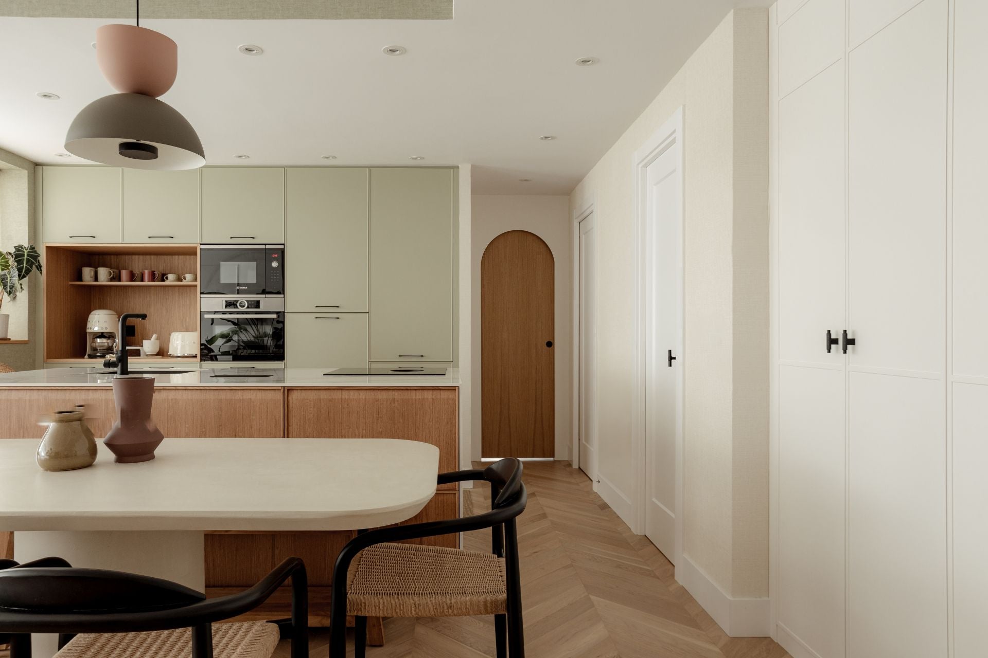 El piso en Barakaldo con la cocina verde de una pareja y sus dos hijos convertido en un refugio de paz