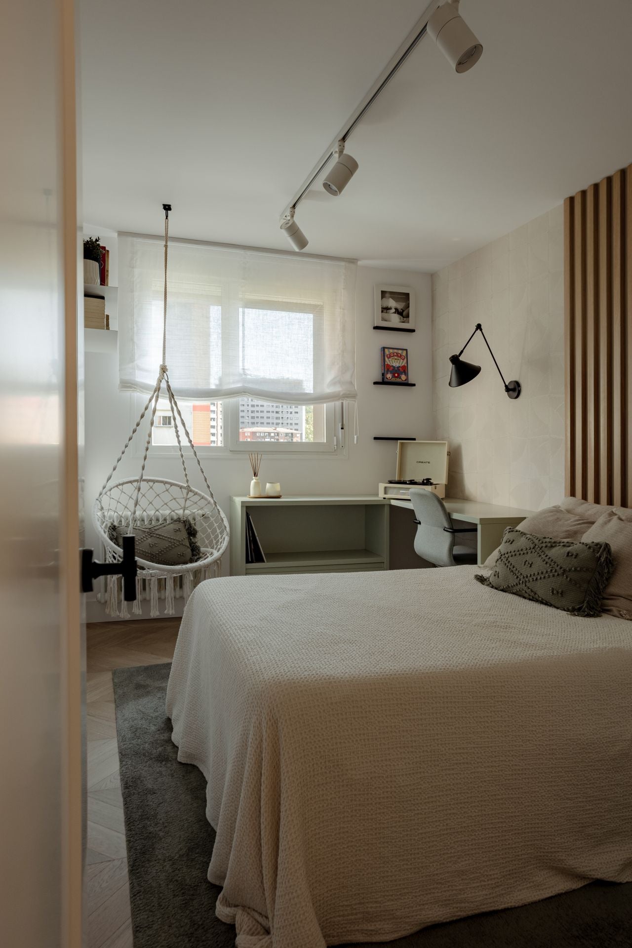 El piso en Barakaldo con la cocina verde de una pareja y sus dos hijos convertido en un refugio de paz