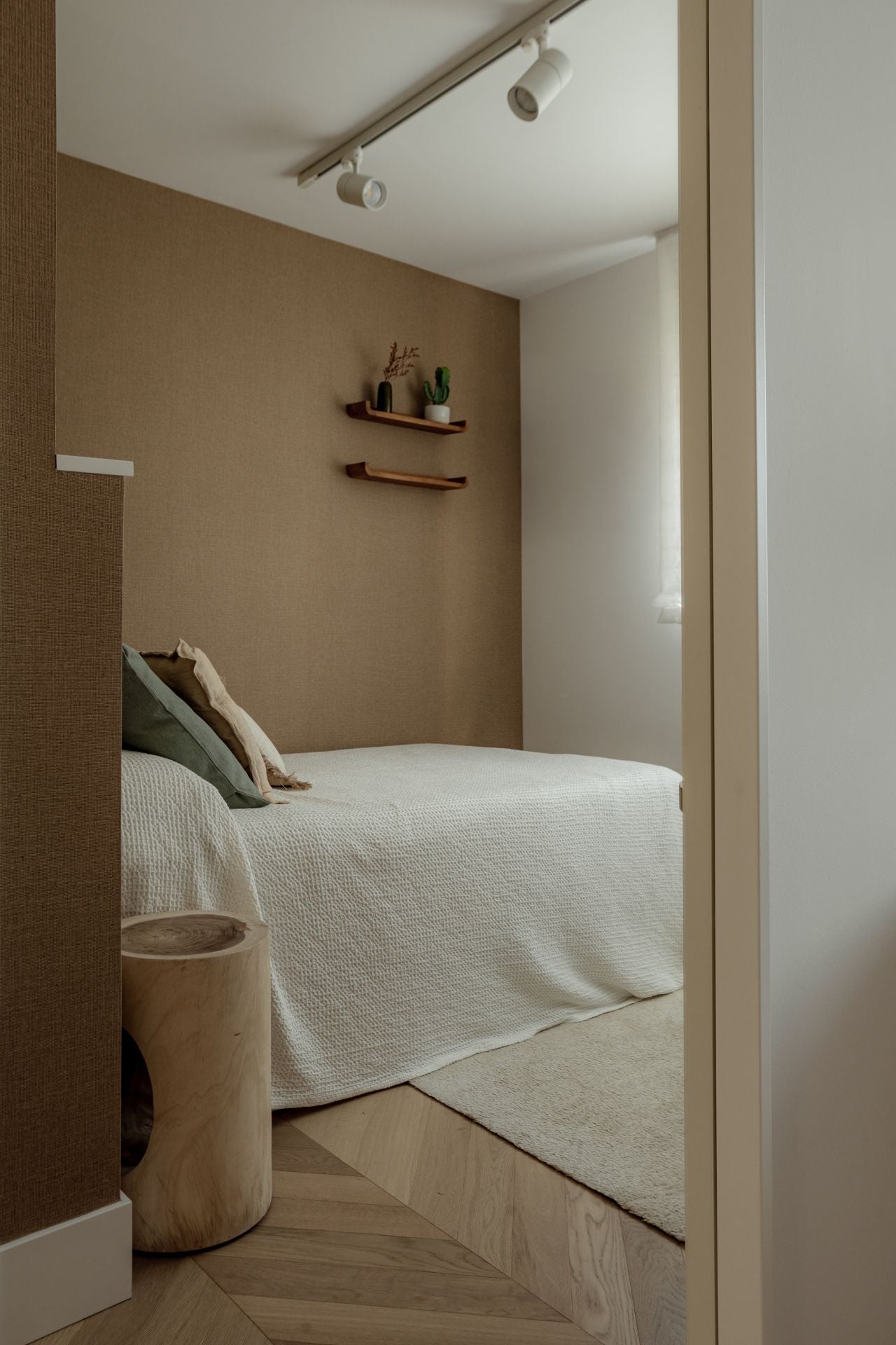 El piso en Barakaldo con la cocina verde de una pareja y sus dos hijos convertido en un refugio de paz
