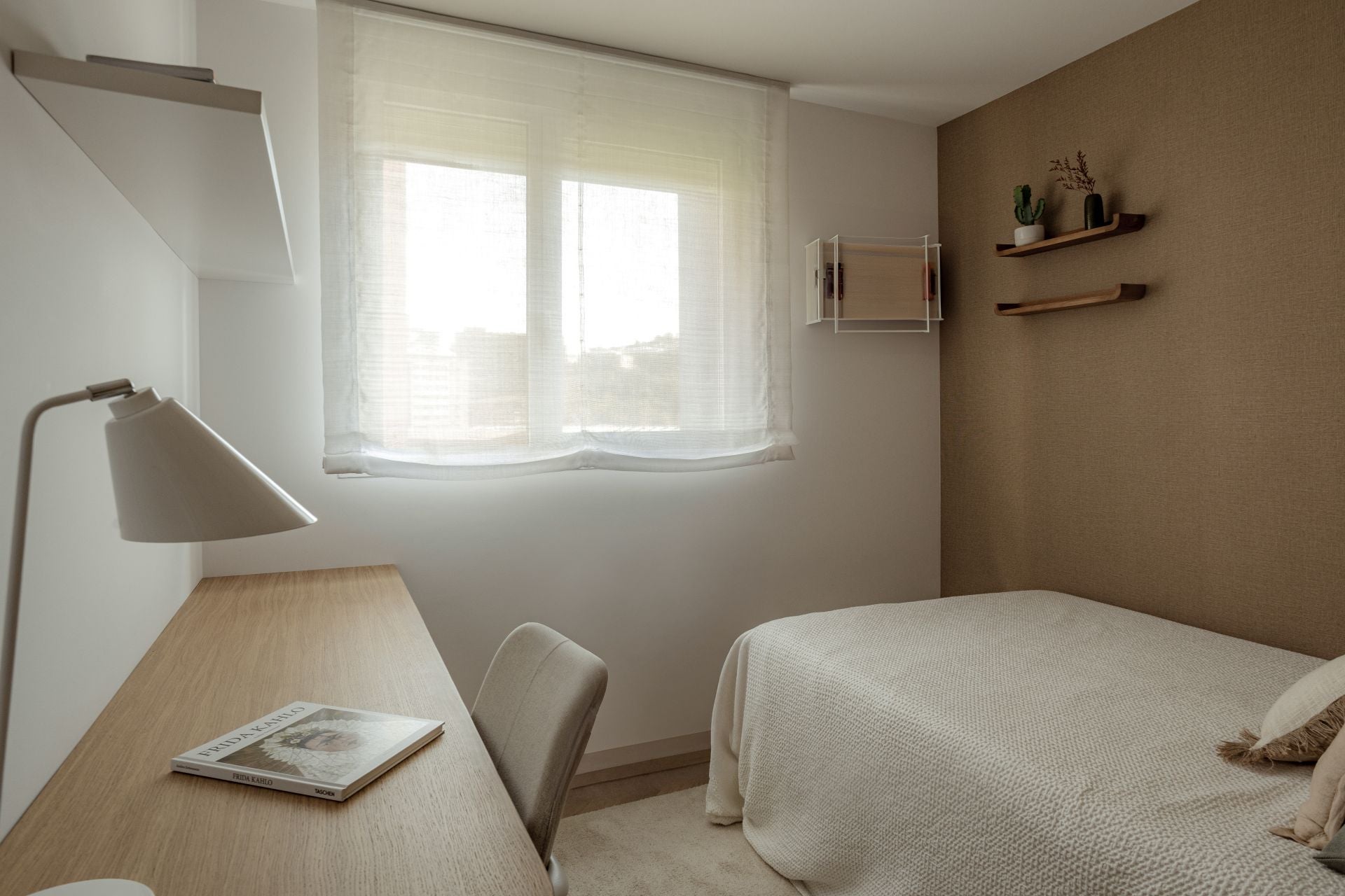 El piso en Barakaldo con la cocina verde de una pareja y sus dos hijos convertido en un refugio de paz