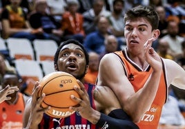 Forrest busca encestar durante el partido ante el Valencia.