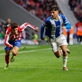 Carlos Martín pugna por el balón con Giuliano Simeone durante el partido del Metropolitano.