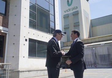 El presidente de Vidrala, Carlos Delclaux, junto a Pradales en la factoría de Llodio
