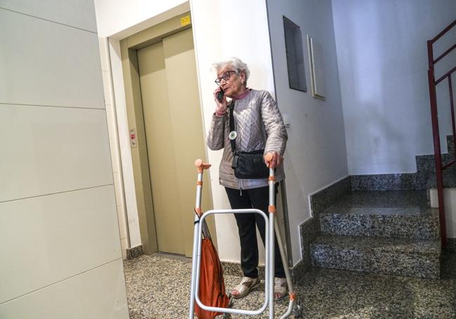 Nieves Ruiz, que sufre baja visión, se quedó ayer sin ascensor.
